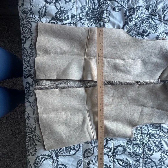 Reversible Faux Suede & Faux Fur Vest – Women’s Medium (Approx.) - Picture 4 of 6